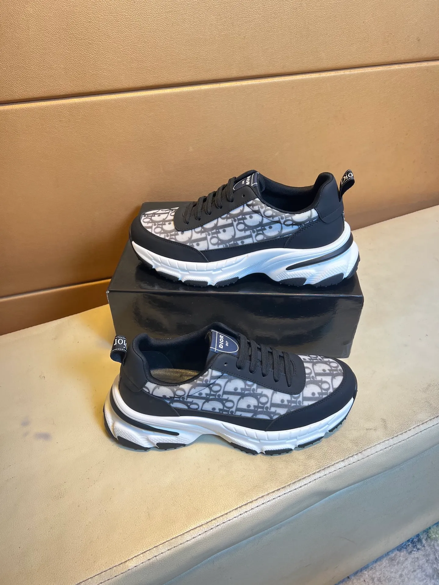Men's men's shoes💰440💰👑👑Dior original quality.~ Unique modern style sneakers. 🏃A must-have casual shoe for trendy men😍😍 Original brand imported from Italy, imported original leather, sheep lining (refuses to discolor and grind feet) Sole: Original sole provided by the original factory, French lazy style design ⚠️Fit to the feet, original quality, super comfortable original sole. It’s like shooting the real thing 🎬The real thing is better, high-quality sneakers wan men’s shoe size: 38-44